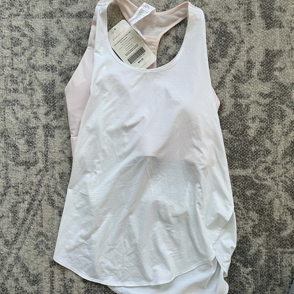 NWT Fabletics workout top with attached sports bra - Picture 1 of 4